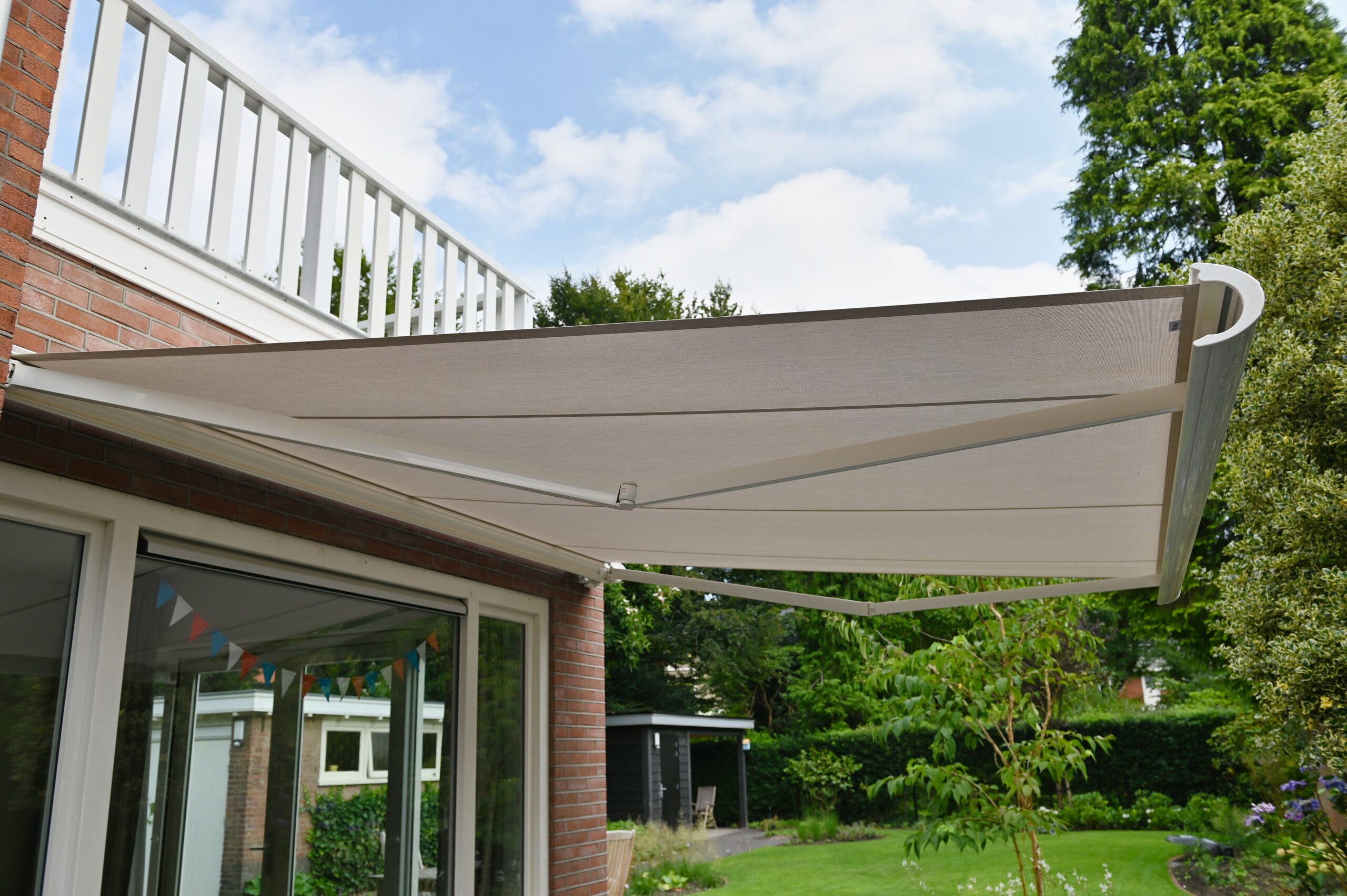 Zonnescherm schoonmaken: zo maakt u het terras klaar voor de zomer